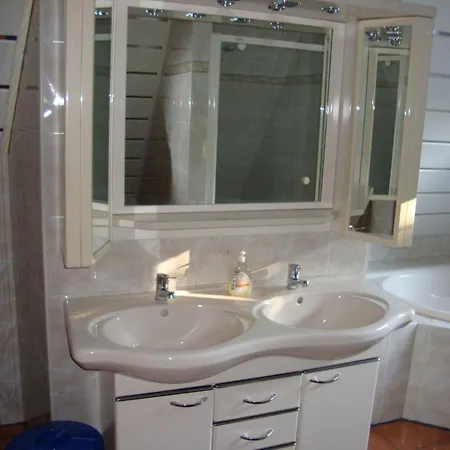 Geraeumige Mit Terrasse- In Guenstiger Zentraler Lage In Der Oberla By Interhome