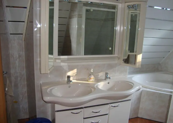 Geraeumige Mit Terrasse- In Guenstiger Zentraler Lage In Der Oberla By Interhome